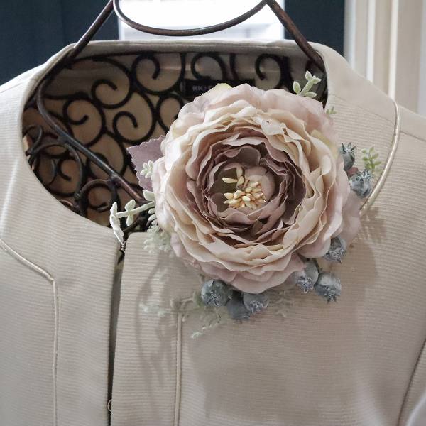 ラナンキュラスとベリーのコサージュ【アンティークベージュ】クリアケース付き