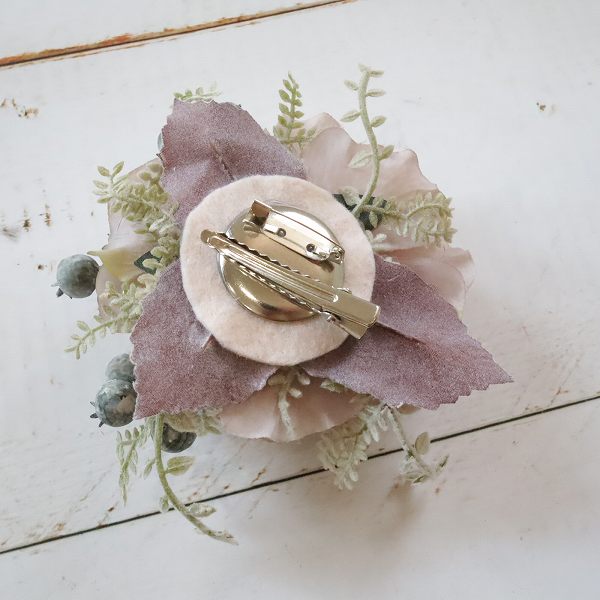 ラナンキュラスとベリーのコサージュ【アンティークベージュ】クリアケース付き