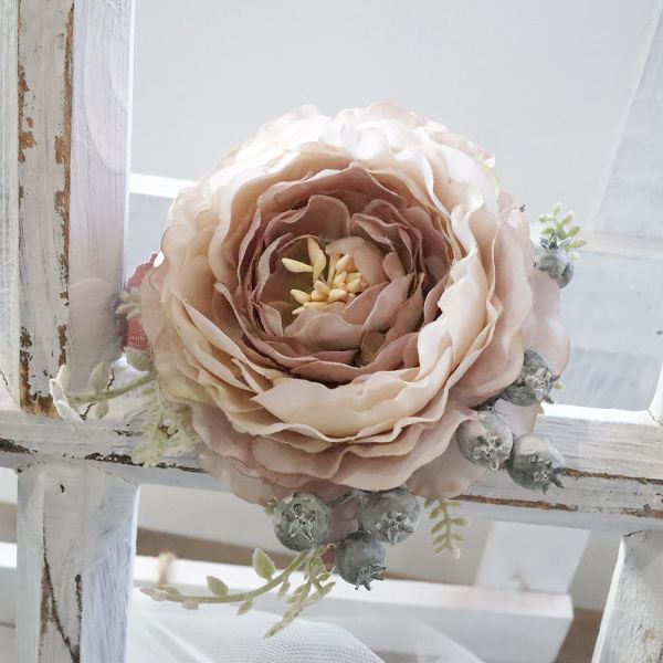 ラナンキュラスとベリーのコサージュ【アンティークベージュ】クリアケース付き