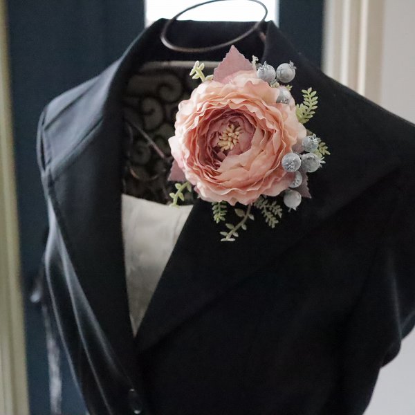 ラナンキュラスとベリーのコサージュ【サーモンピンク】クリアケース付き