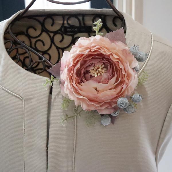 ラナンキュラスとベリーのコサージュ【サーモンピンク】クリアケース付き