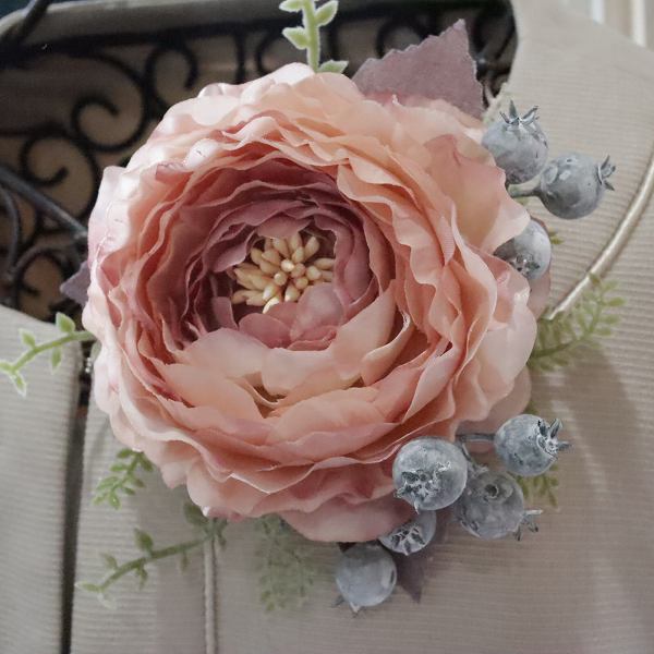 ラナンキュラスとベリーのコサージュ【サーモンピンク】クリアケース付き