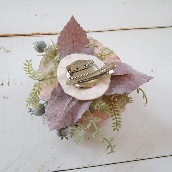 ラナンキュラスとベリーのコサージュ【サーモンピンク】クリアケース付き