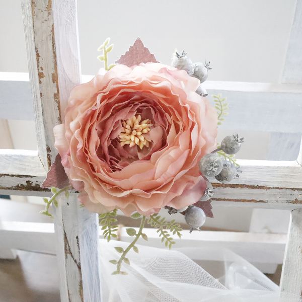 ラナンキュラスとベリーのコサージュ【サーモンピンク】クリアケース付き