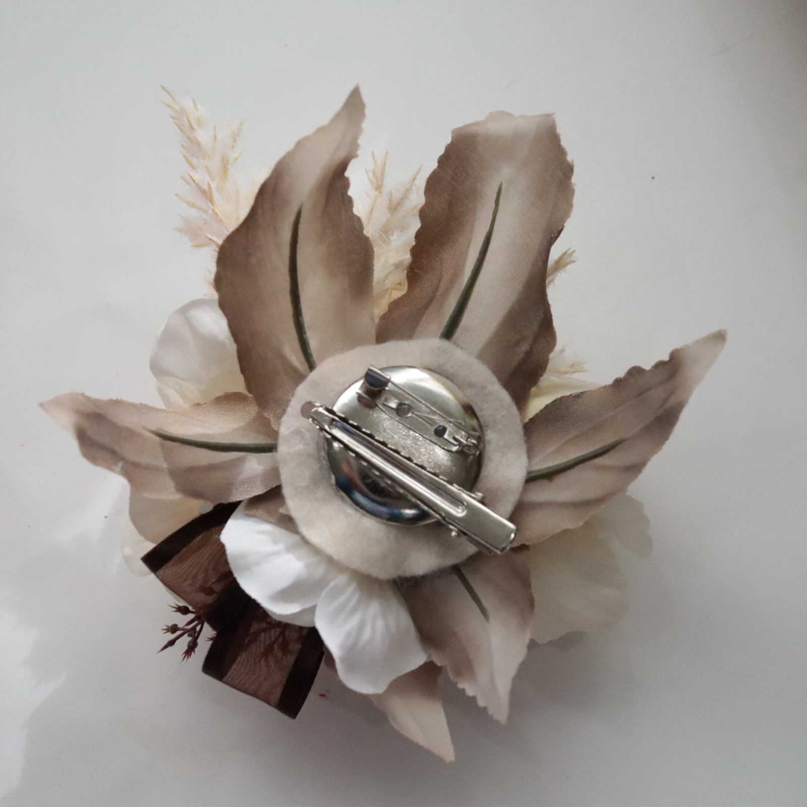 ドライ風コサージュ　アンティークピオニークリアケース付き