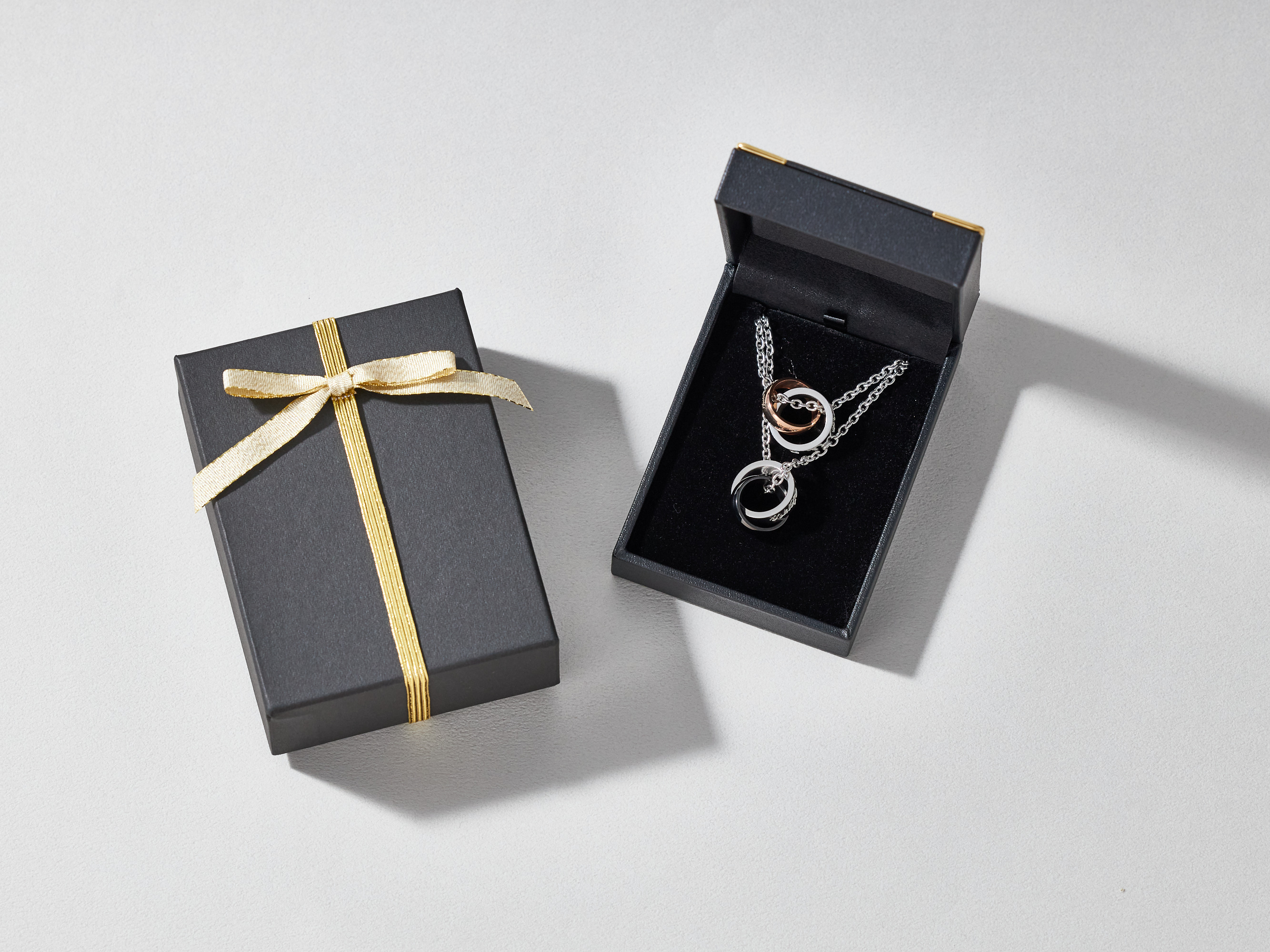 名入れギフト】ペアリングネックレス＜LoveRing＞ | 株式会社MIYABIの 