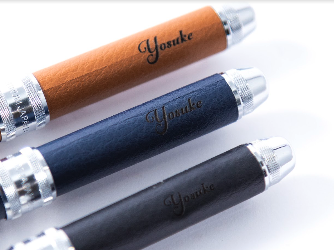 【名入れギフト】多機能ペン　ダブル3アクション　牛本革巻き