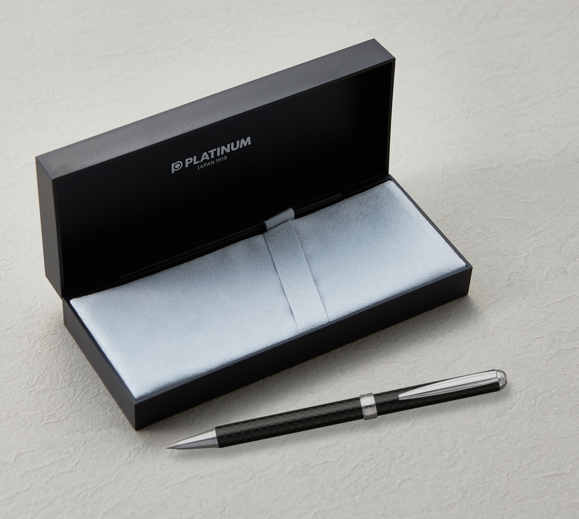 繰り出し式ボールペン　カーボン