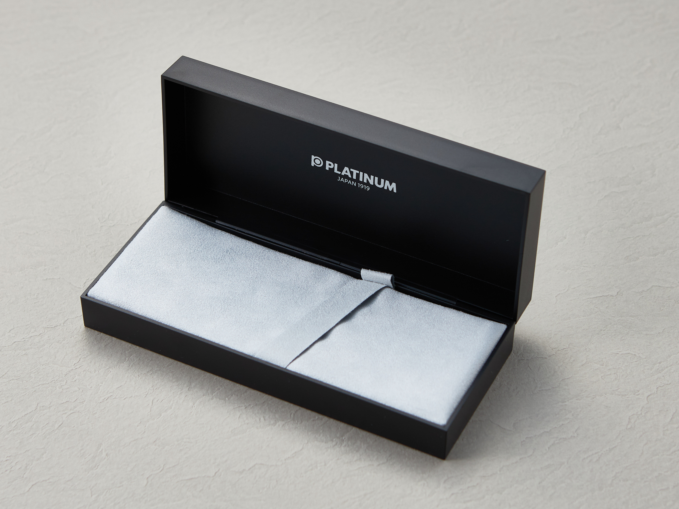 繰り出し式ボールペン　カーボン