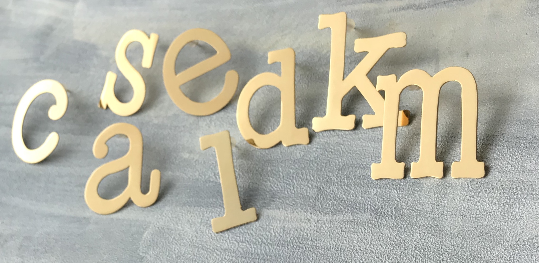 イニシャルピアス(直付ポストタイプ) | shinonoのプレゼント・ギフト  