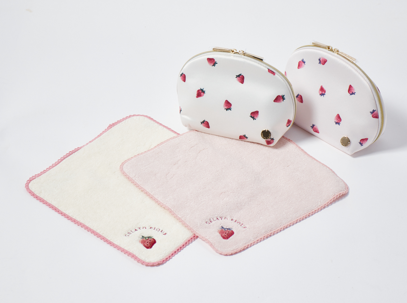 【WOMEN】ストロベリー柄　半円型ポーチ＆ハンドタオルセット