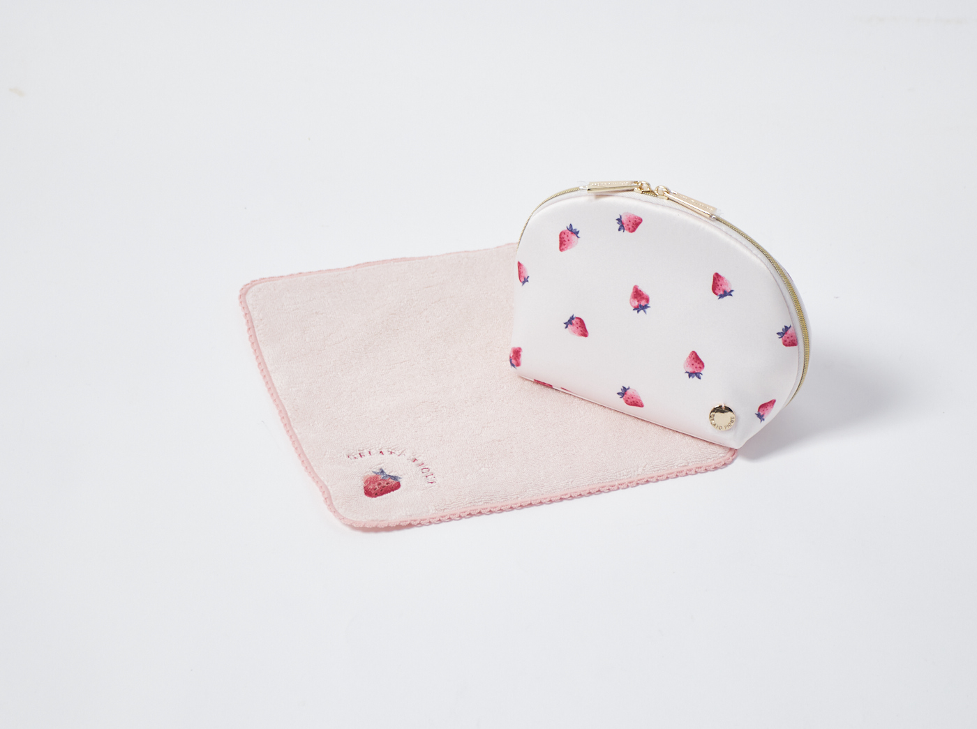 【WOMEN】ストロベリー柄　半円型ポーチ＆ハンドタオルセット