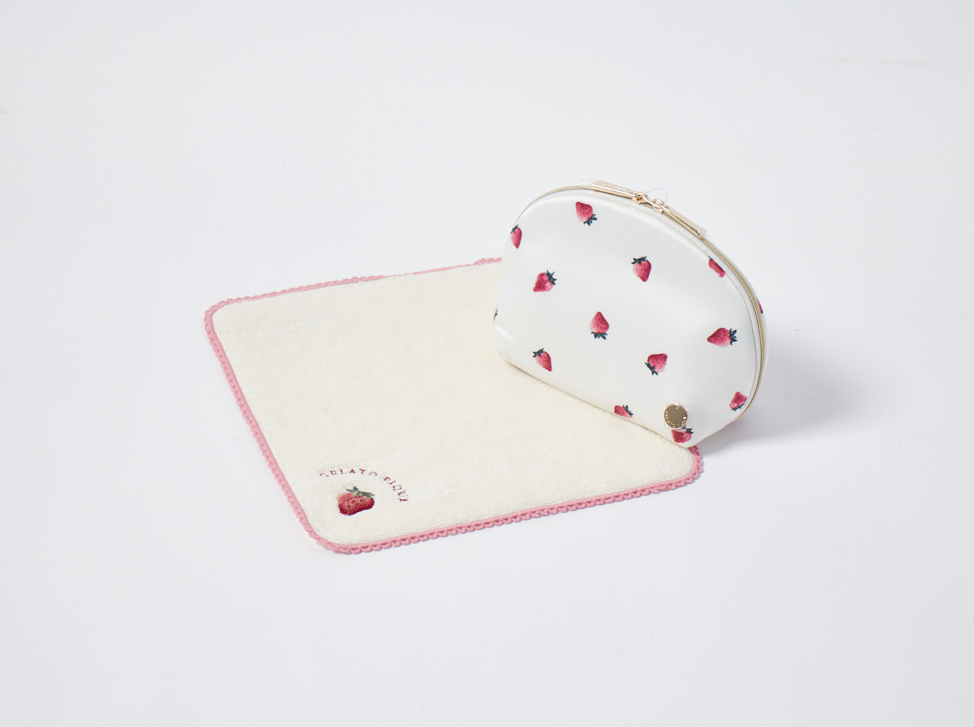 【WOMEN】ストロベリー柄　半円型ポーチ＆ハンドタオルセット