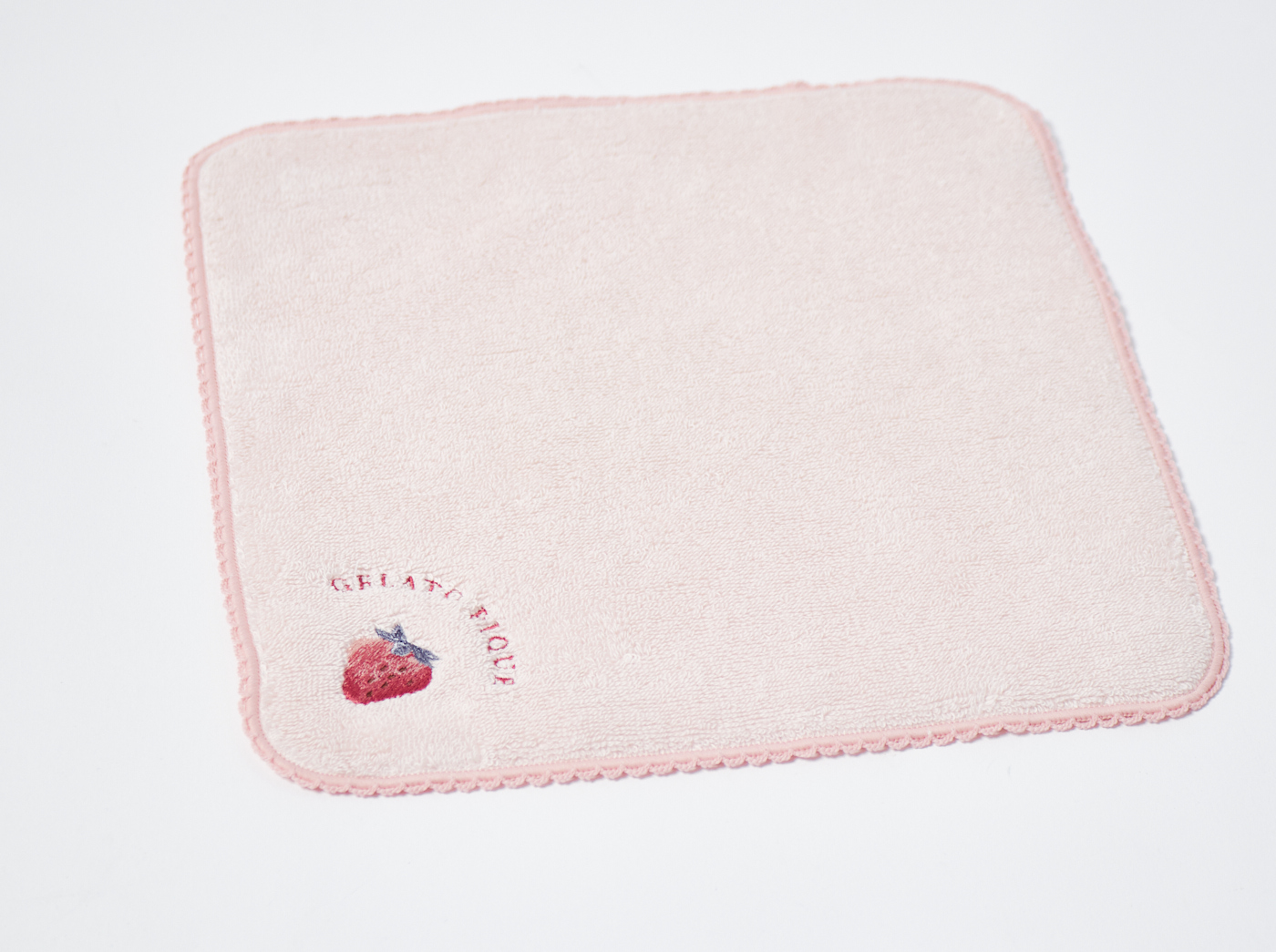 【WOMEN】ストロベリー柄　半円型ポーチ＆ハンドタオルセット