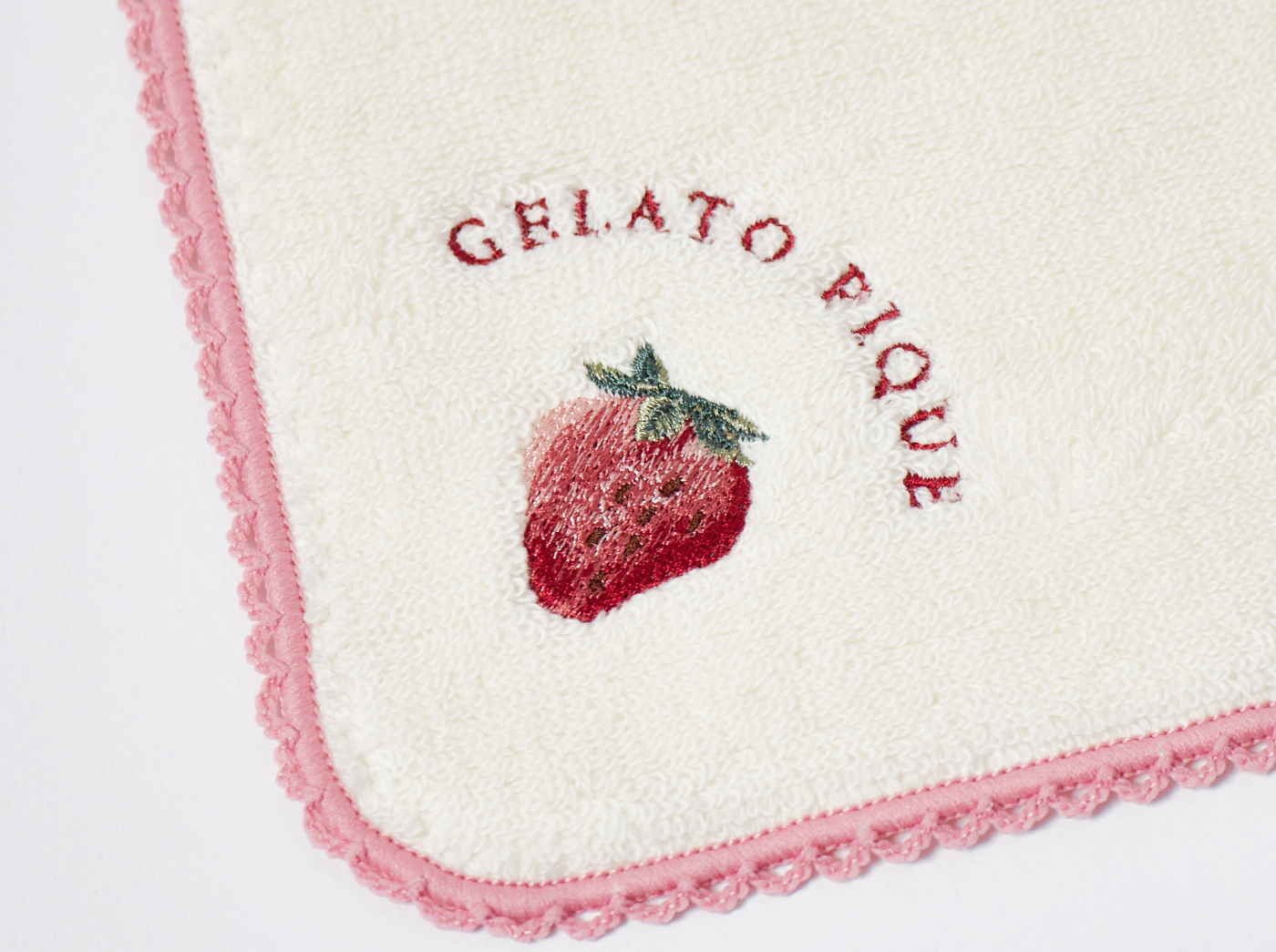 【WOMEN】ストロベリー柄　半円型ポーチ＆ハンドタオルセット