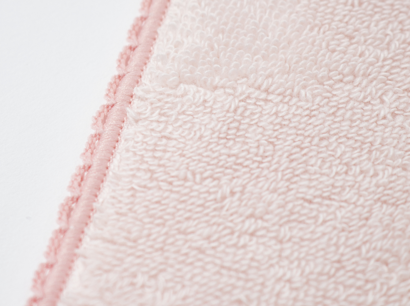 【WOMEN】ストロベリー柄　半円型ポーチ＆ハンドタオルセット