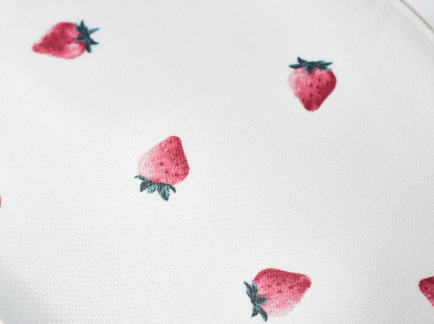 【WOMEN】ストロベリー柄　半円型ポーチ＆ハンドタオルセット