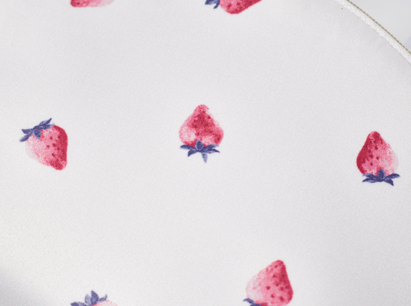 【WOMEN】ストロベリー柄　半円型ポーチ＆ハンドタオルセット