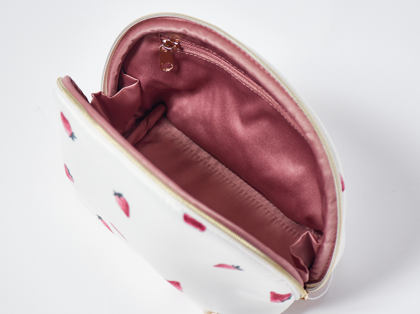 【WOMEN】ストロベリー柄　半円型ポーチ＆ハンドタオルセット