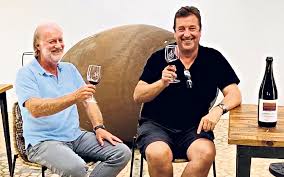 ワインとアートの融合　心動かす白・赤ワインセット