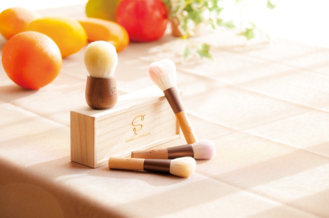 熊野筆フェイスブラシ LEMON×WALNUT（レモン×ウォ―ルナット）