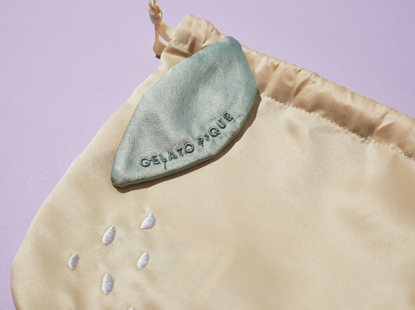 【WOMEN】フルーツ刺繍　ルームシューズ