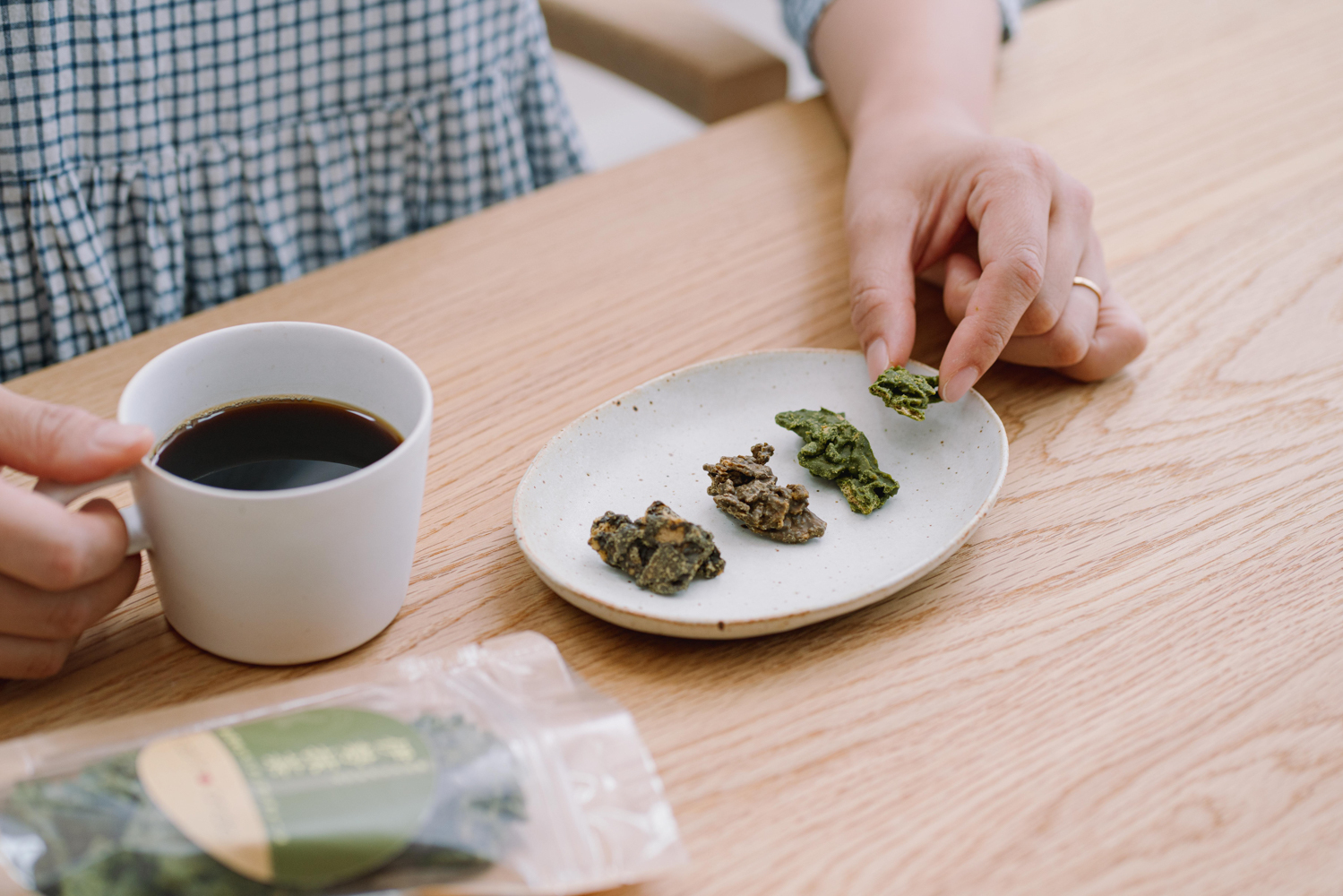 湯の花せんべいフィアンティーヌ（3種の伊勢茶のチョコクランチ）
