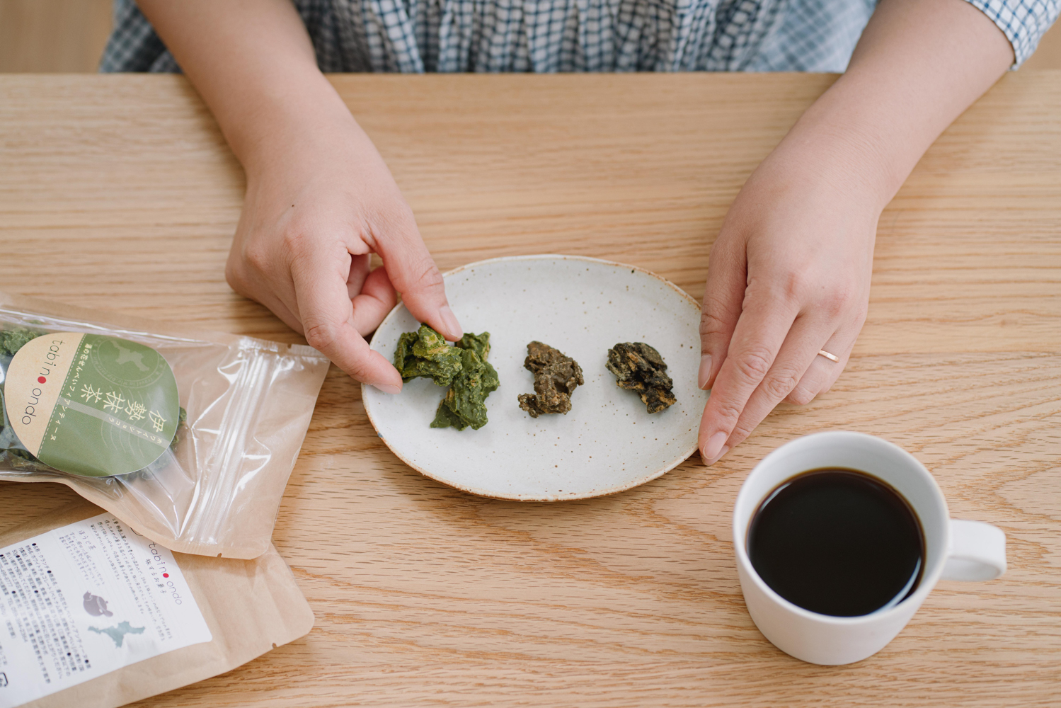 湯の花せんべいフィアンティーヌ（3種の伊勢茶のチョコクランチ）