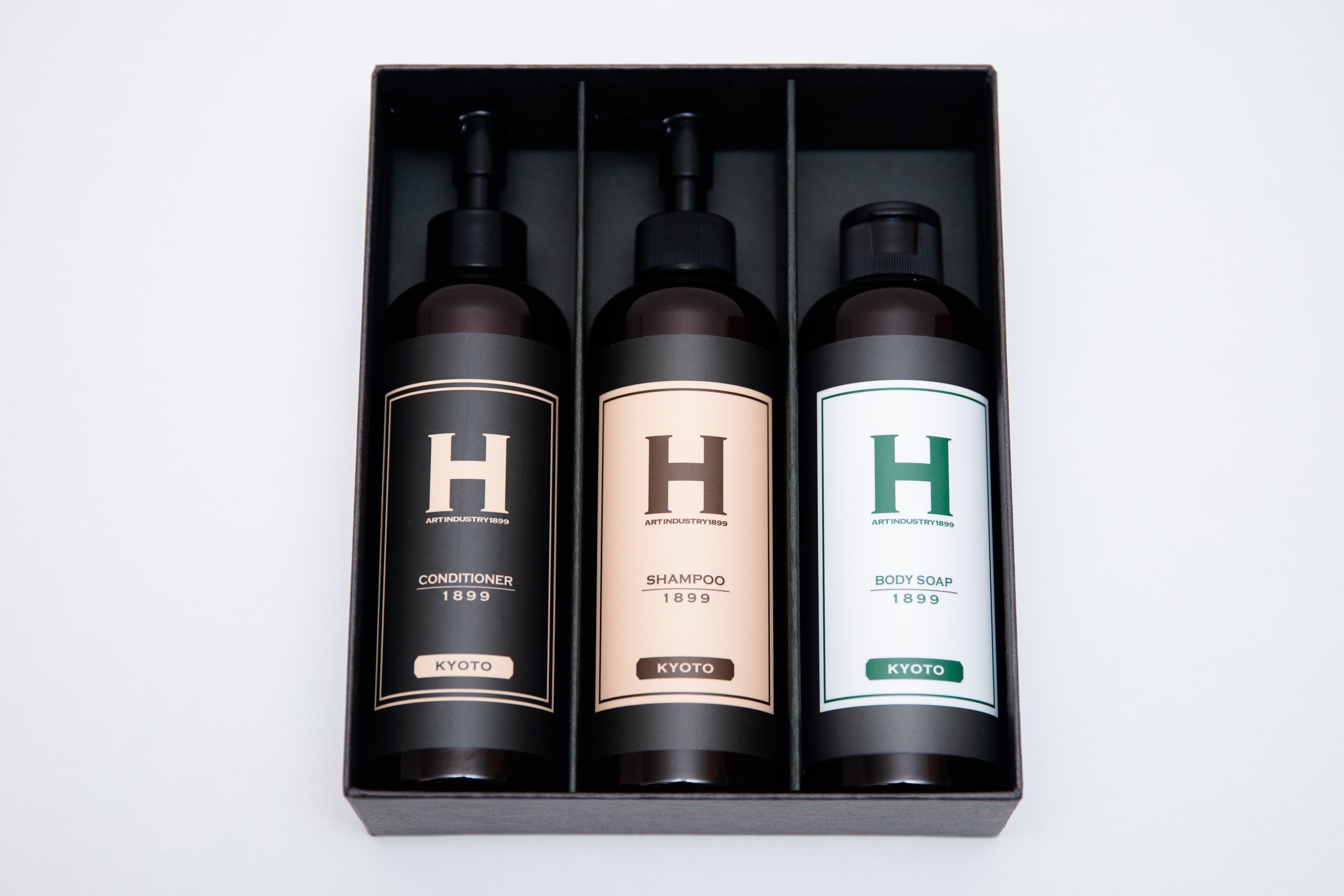 ギフトボックス入り3本セット（SHAMPOO / CONDITIONER / SHOWER GEL 1899 KYOTO）