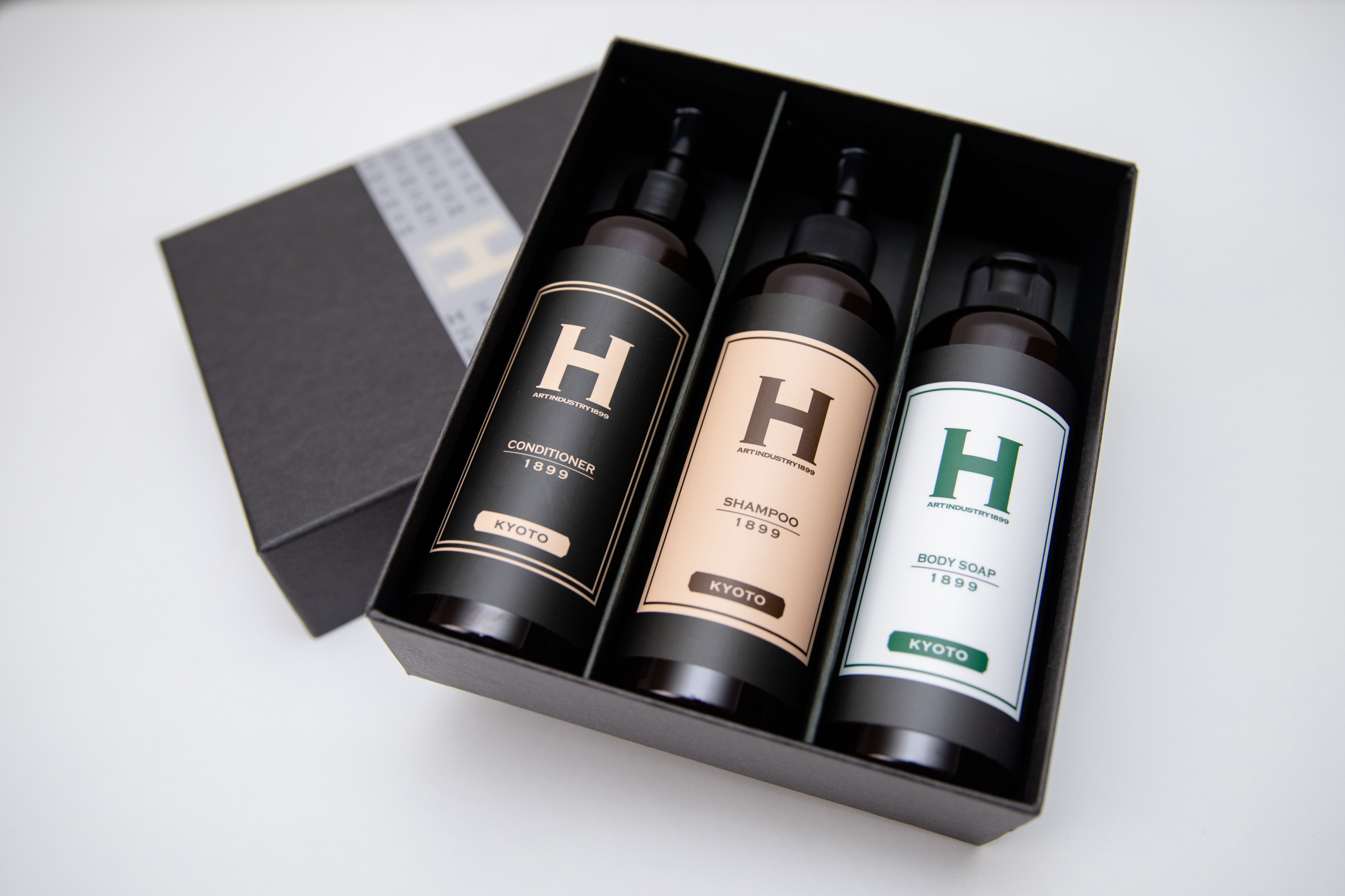 ギフトボックス入り3本セット（SHAMPOO / CONDITIONER / SHOWER GEL 1899 KYOTO）