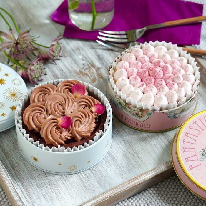 幸せの缶ケーキ(薔薇チョコタルト&あまおう苺のベリーチーズ 幸せの缶ケーキ(薔薇チョコタルト&あまおう苺のベリーチーズ