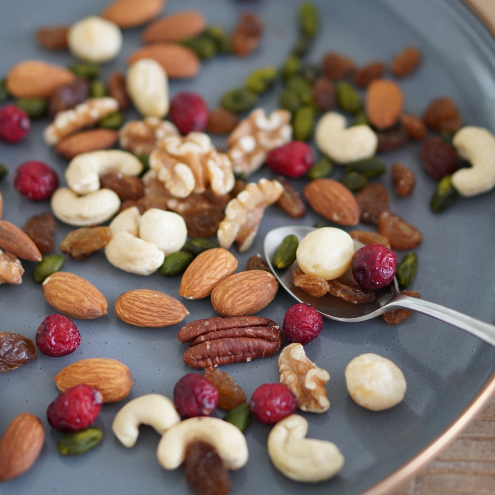 枝付き巨峰のセミドライ＆素焼きミックスナッツセット　化粧箱入り