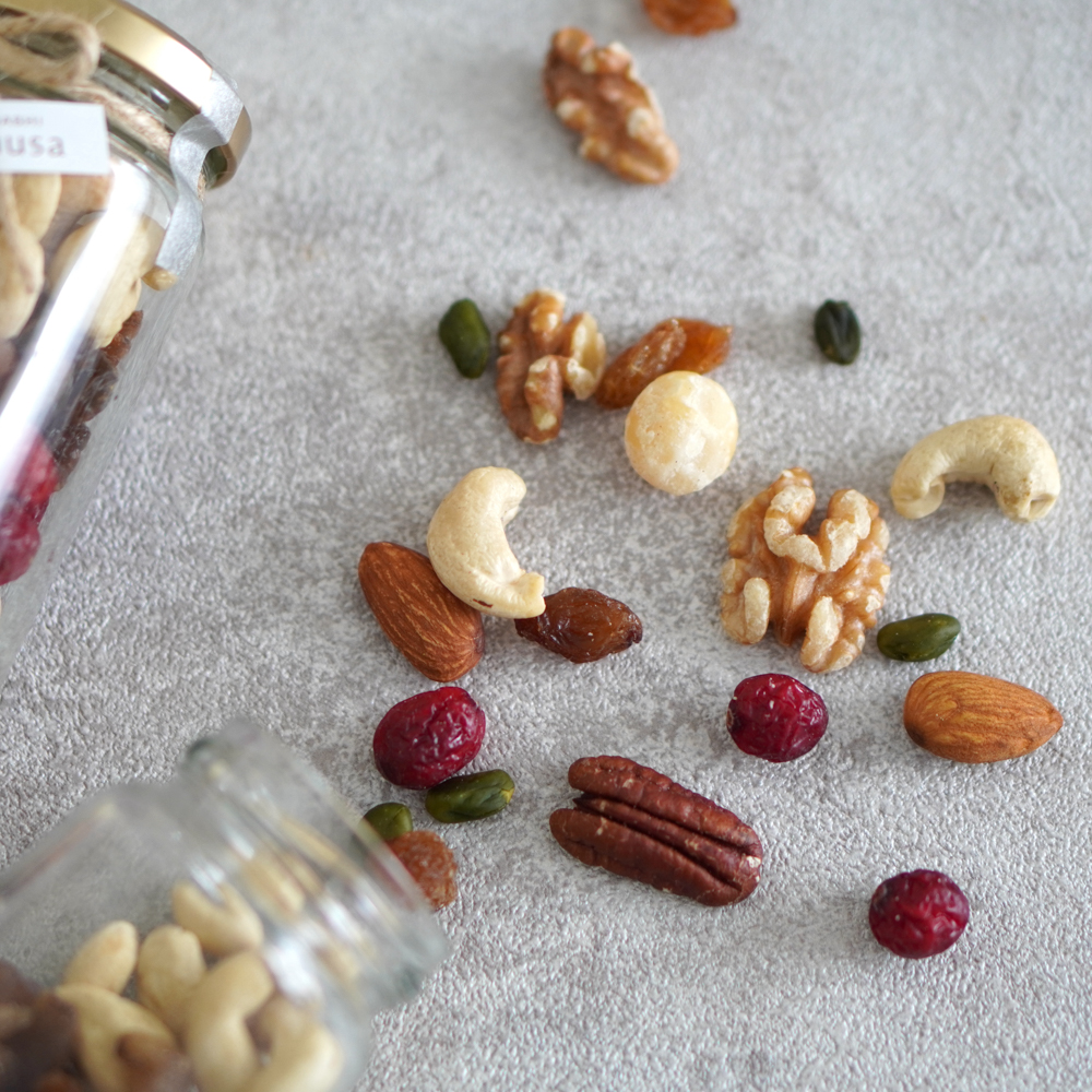 枝付き巨峰のセミドライ＆素焼きミックスナッツセット　化粧箱入り