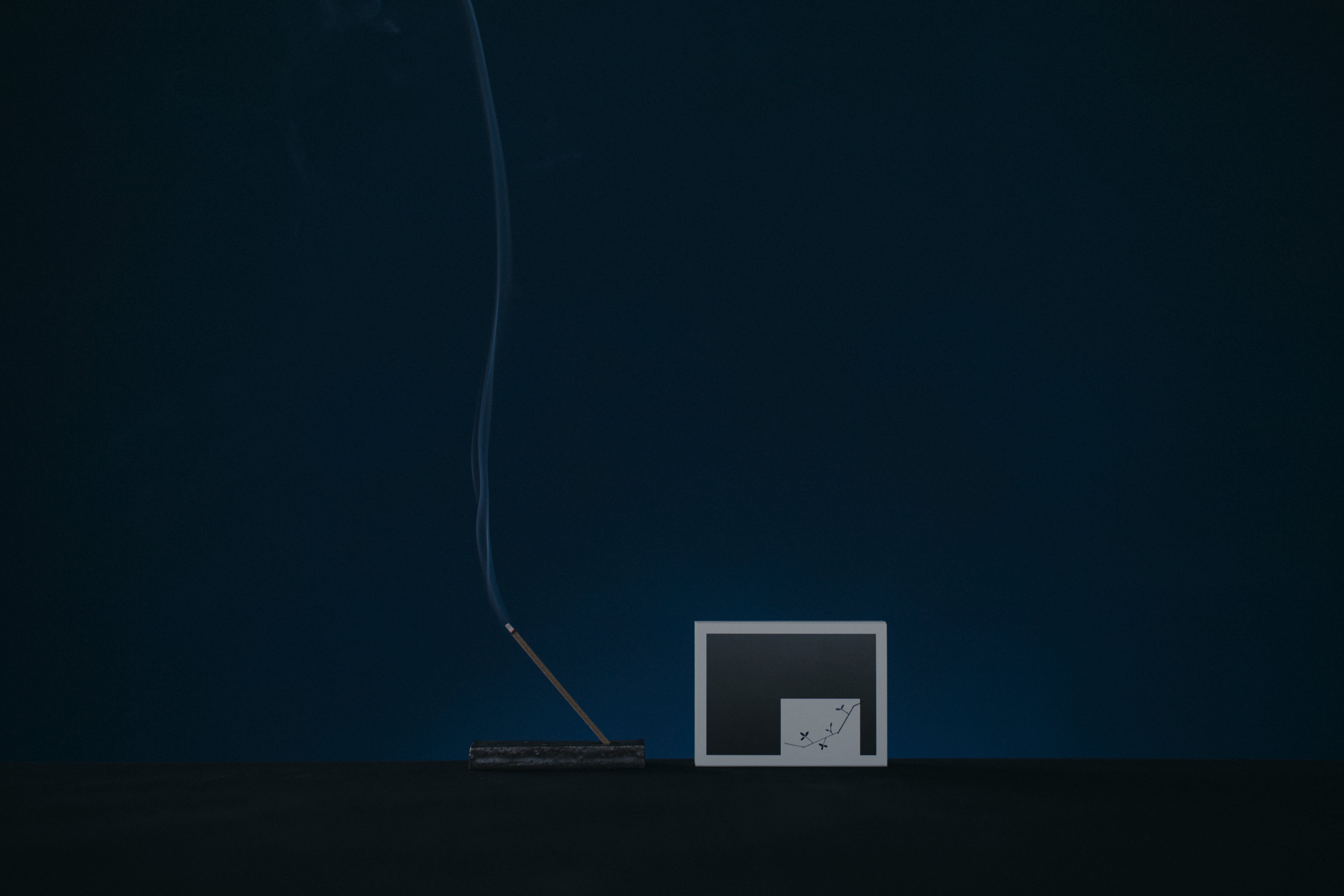 incense 燈 tomoshibi／熄 uzumibi／香たて（お香）