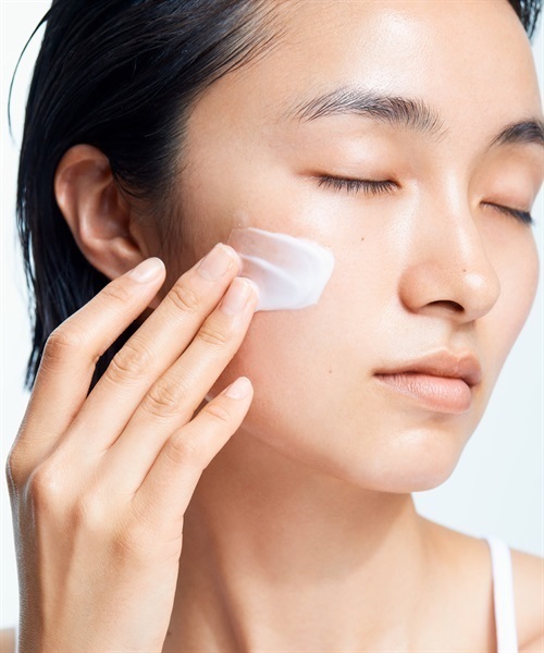 とろ生クリームが気持ちいい ハイドレイティング フェイスクリーム a