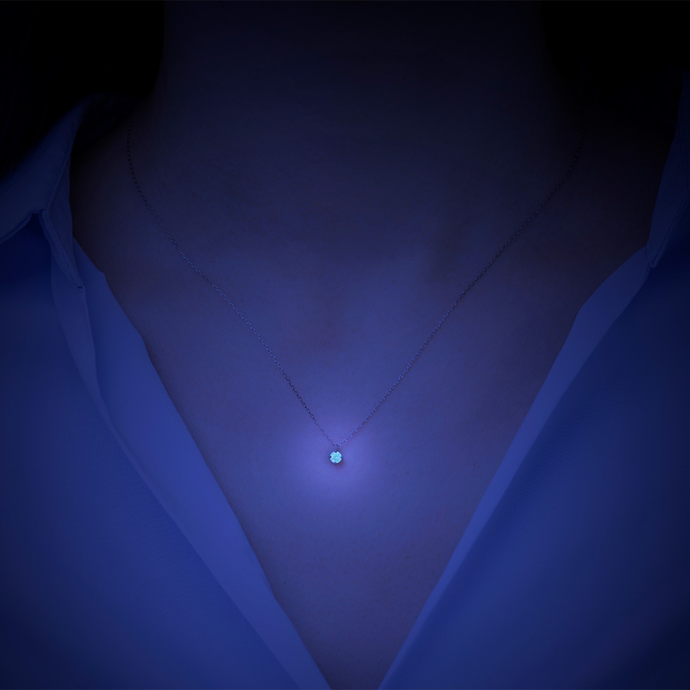 ネオンの光で光るダイヤモンドネックレス　0.03ct