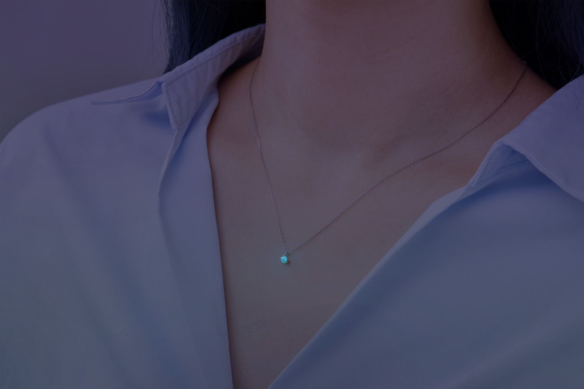 ネオンの光で光るダイヤモンドネックレス　0.03ct