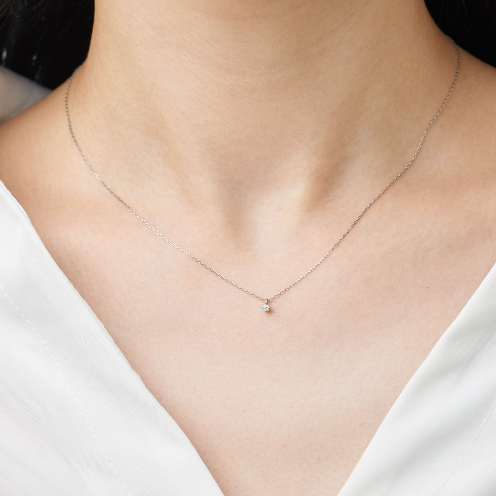 ネオンの光で光るダイヤモンドネックレス　0.03ct