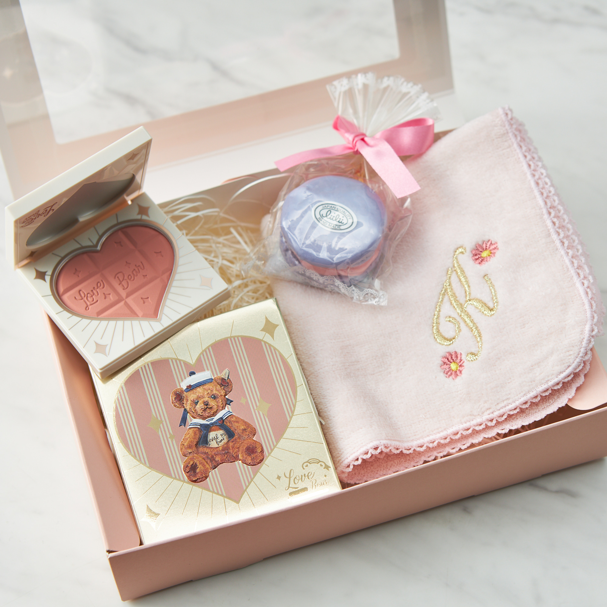 【ピンクBOX付】テディベアチークとマカロンソープ&イニシャルハンカチセット