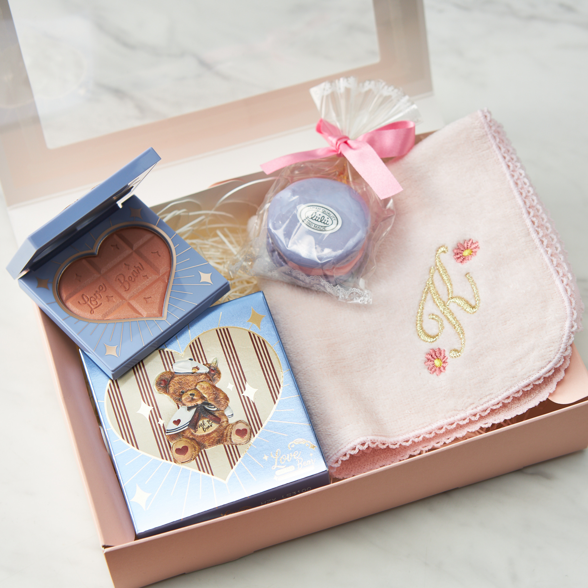 【ピンクBOX付】テディベアチークとマカロンソープ&イニシャルハンカチセット