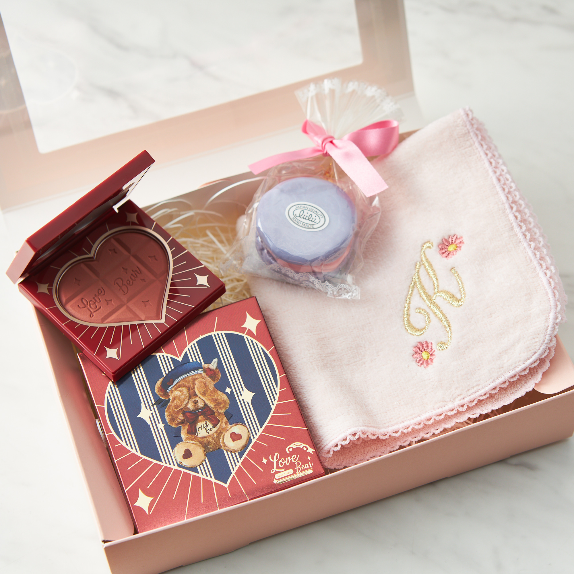 【ピンクBOX付】テディベアチークとマカロンソープ&イニシャルハンカチセット