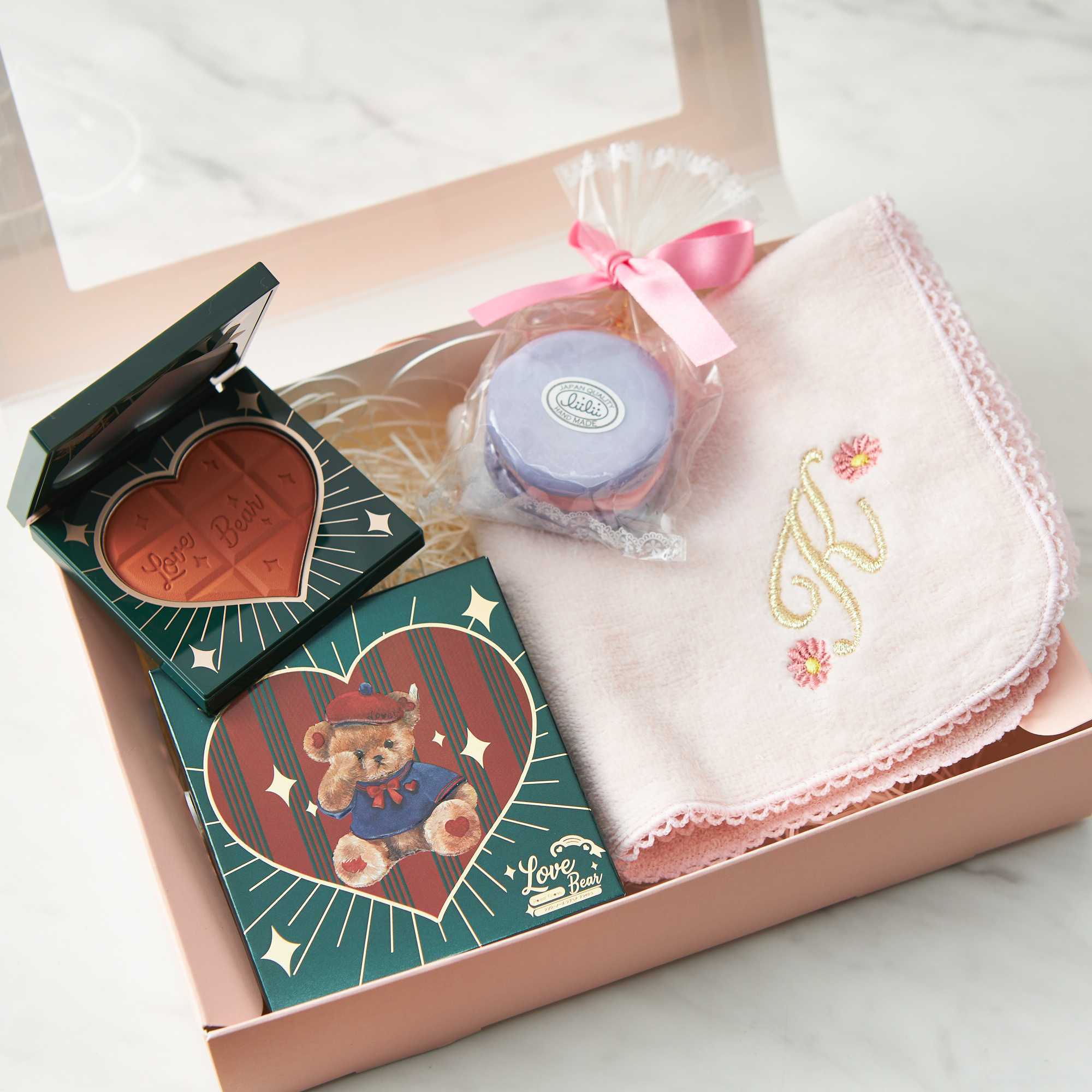 【ピンクBOX付】テディベアチークとマカロンソープ&イニシャルハンカチセット