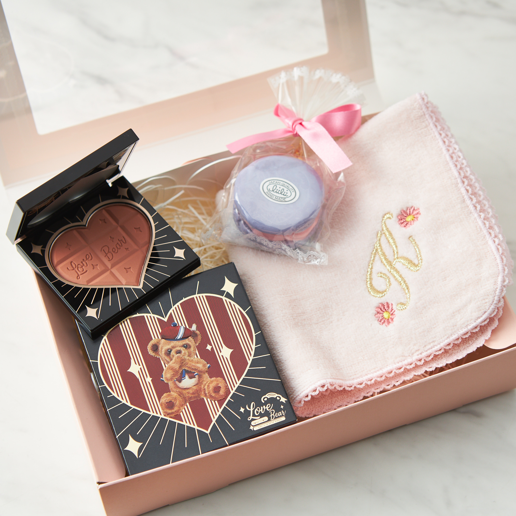【ピンクBOX付】テディベアチークとマカロンソープ&イニシャルハンカチセット