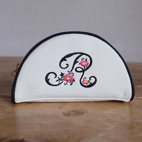 イニシャルポーチ