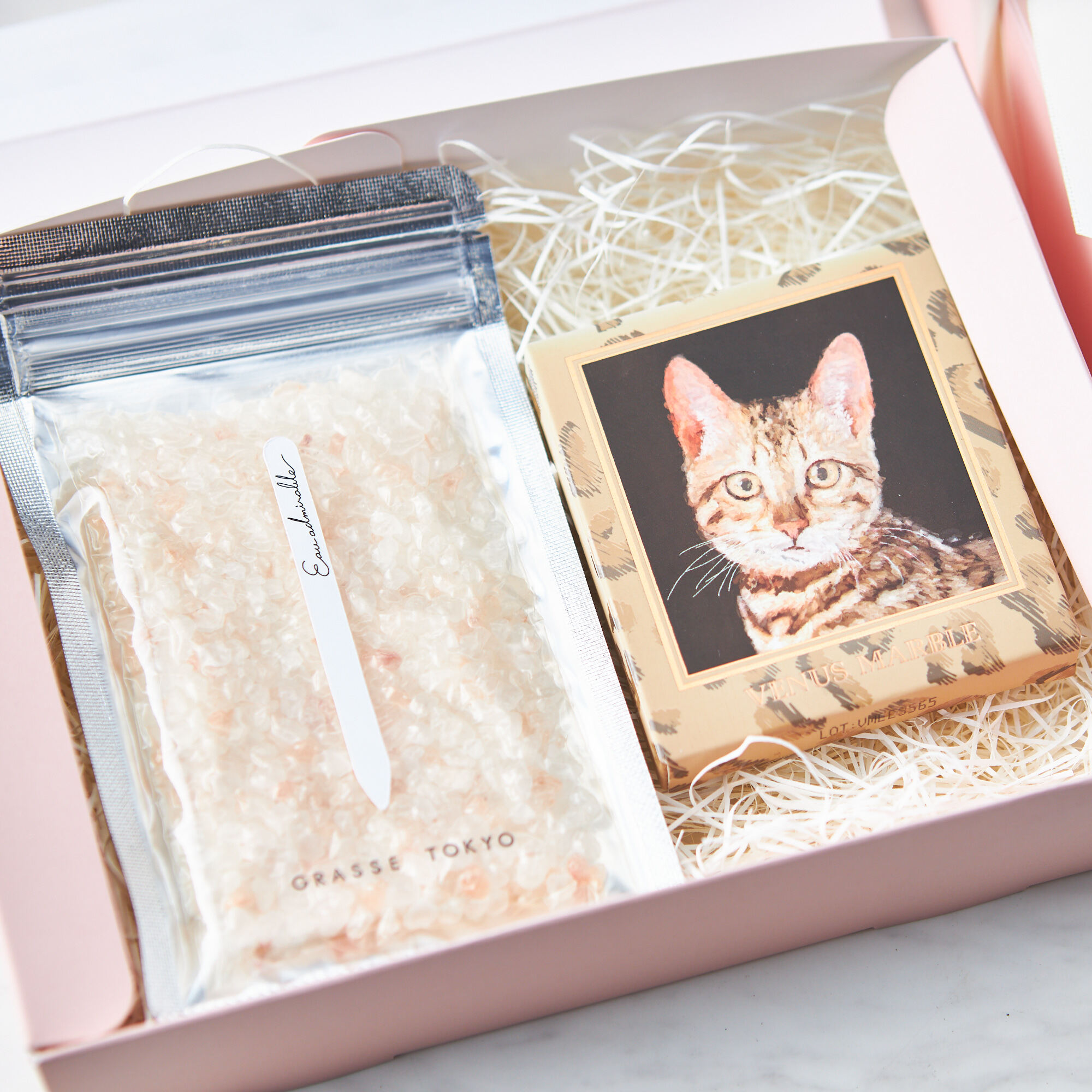 【ピンクBOX付】猫好きなあの子に贈るアイシャドウ&入浴剤セット