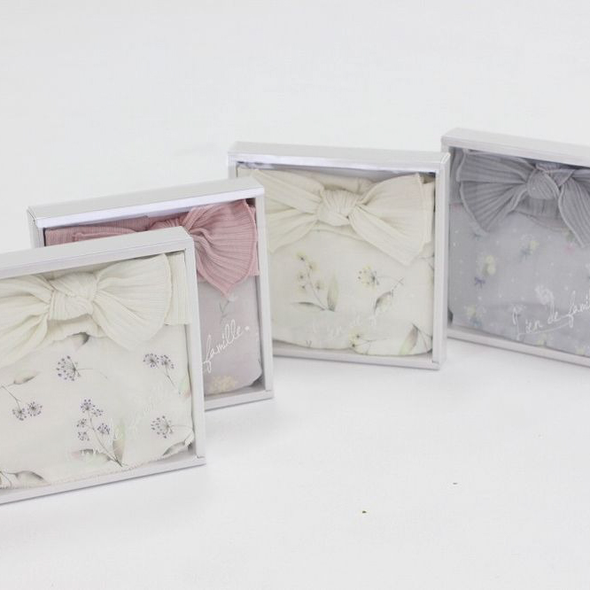 【ボックス付き】花言葉スタイ・ヘアバンド・グローブイニシャルセット