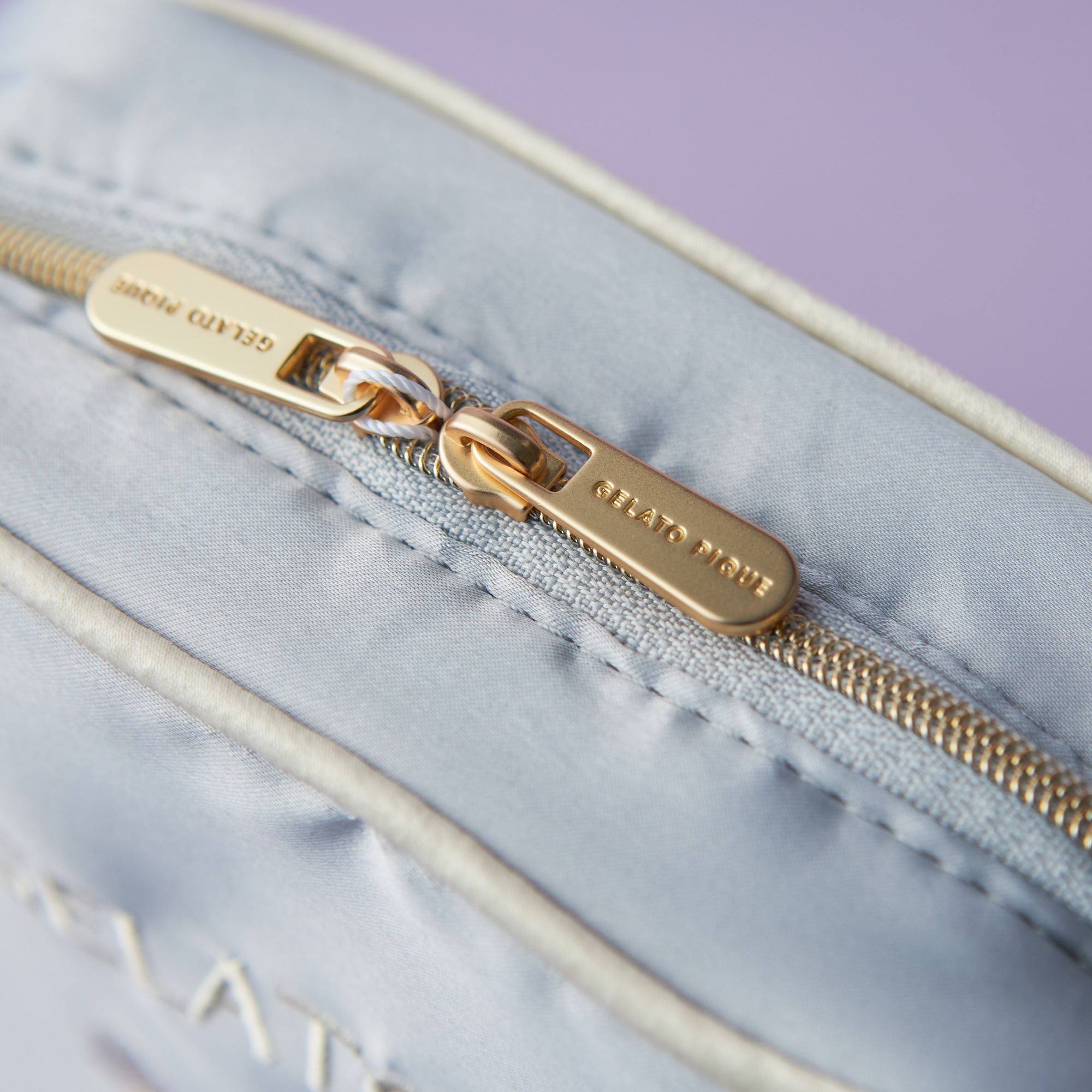 【WOMEN】アイスロゴ刺繍スクエアポーチ＆ストライプハンドタオルセット