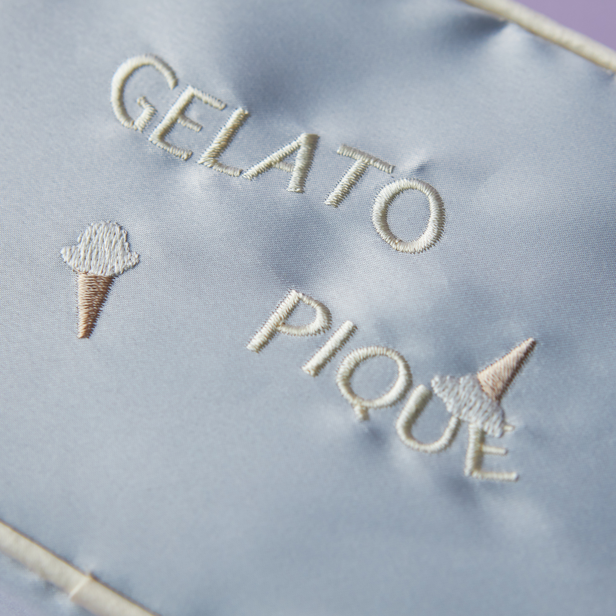 【WOMEN】アイスロゴ刺繍スクエアポーチ＆ストライプハンドタオルセット