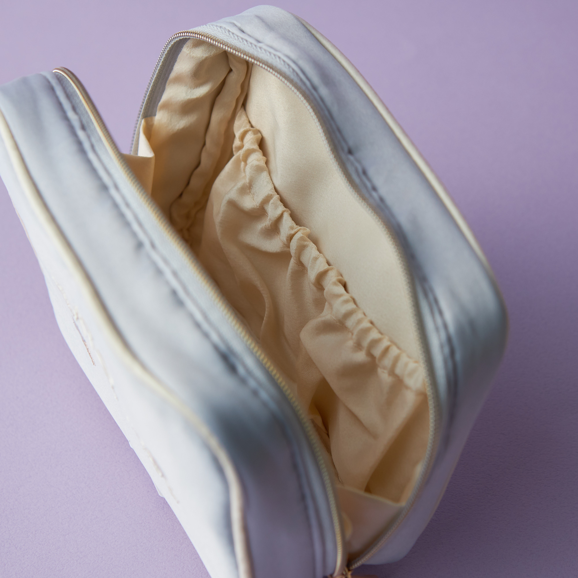 【WOMEN】アイスロゴ刺繍スクエアポーチ＆ストライプハンドタオルセット