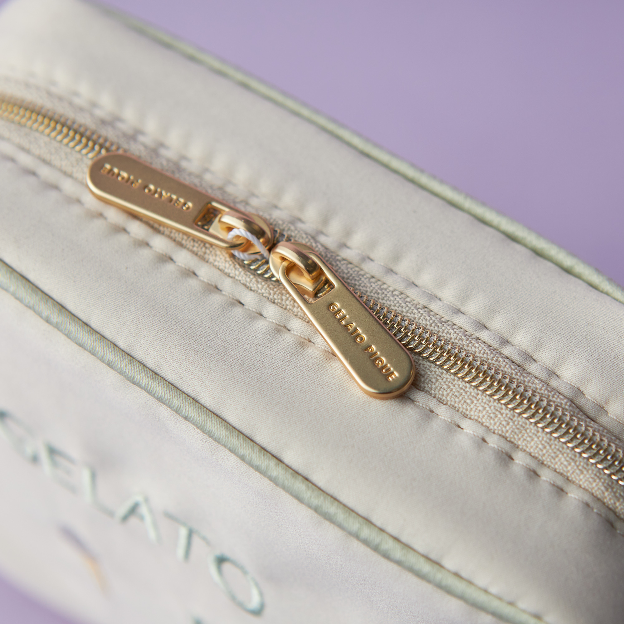 【WOMEN】アイスロゴ刺繍スクエアポーチ＆ストライプハンドタオルセット